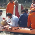 अस्थि विसर्जित करते रोहन जेटली।