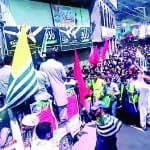 सीमा पर जमा किये गए लोग