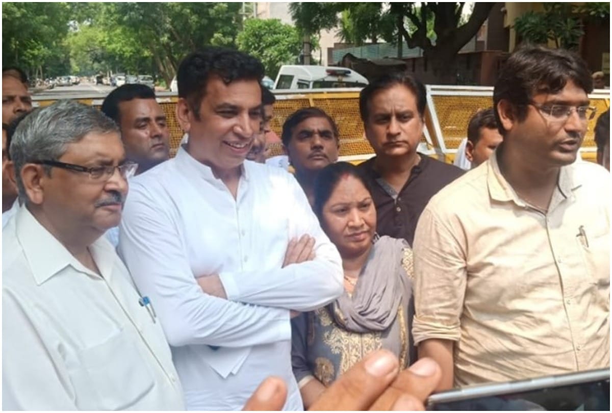 congress Delegation meets try to meet kejriwal on street vendors law