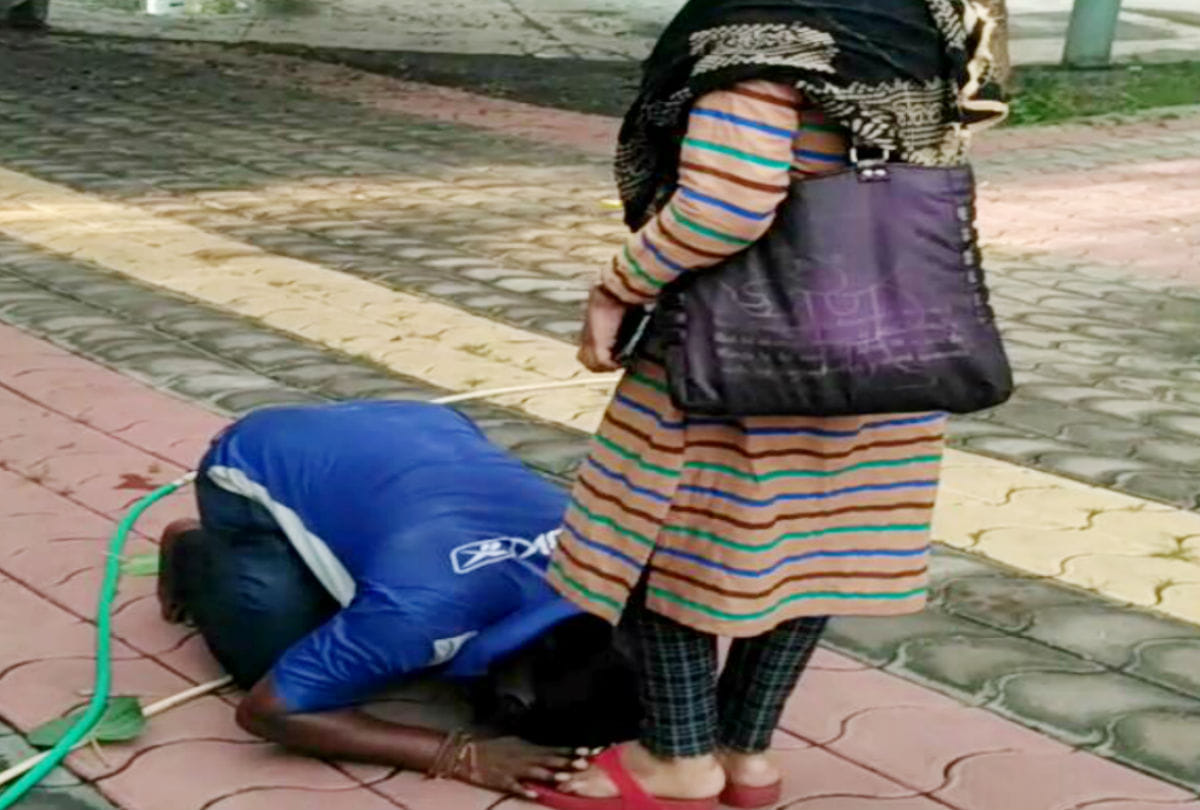 people beaten the accused of molestation in agra