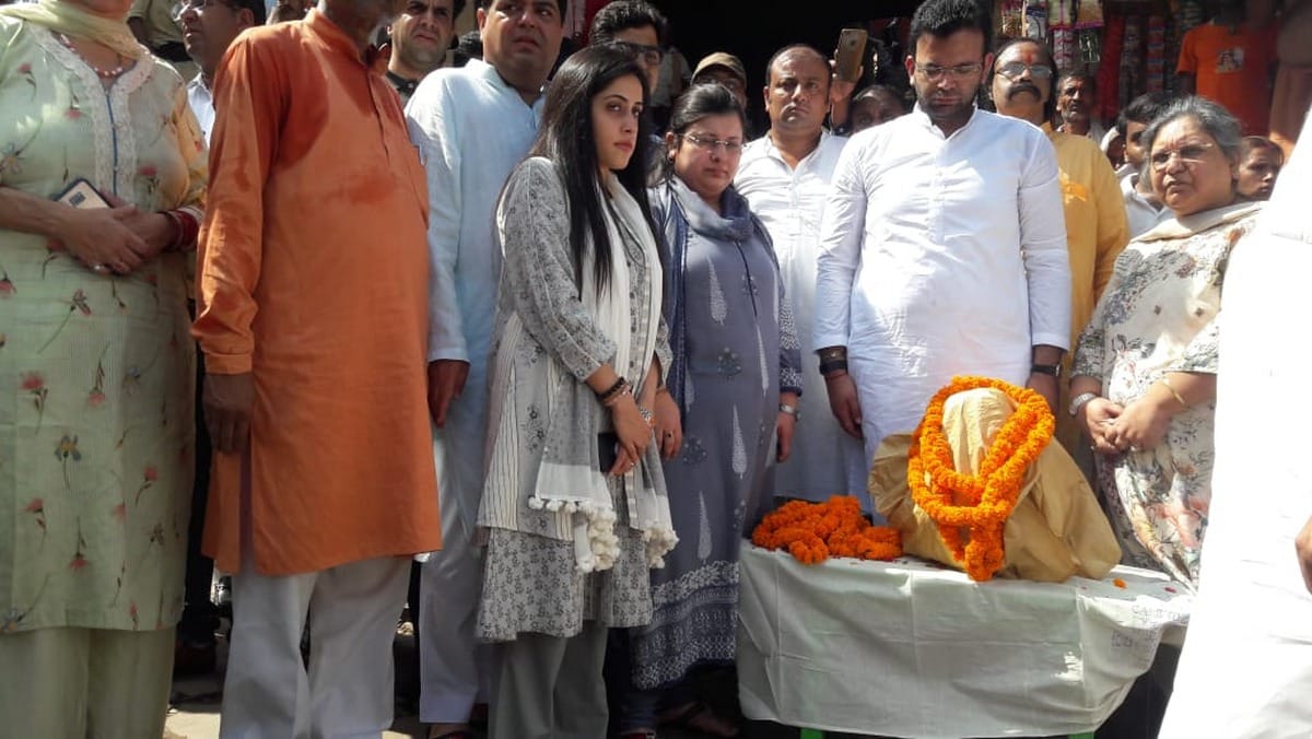 Former finance minister Arun Jaitley family will flow asthiyan bones into Ganges varanasi