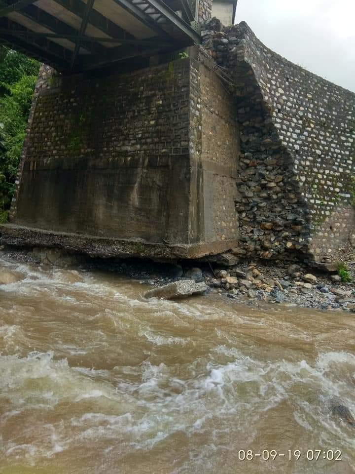 Many motorways closed in the district, two houses damaged
