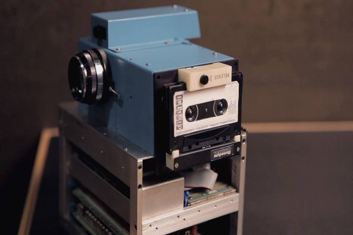 first digital camera of world weighed 4 kilogram know the features
