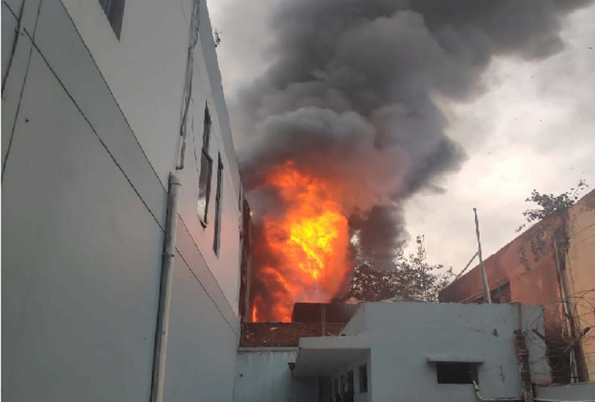 delhi fire breaks out in sales tax office in ito many fire tenders at spot all update