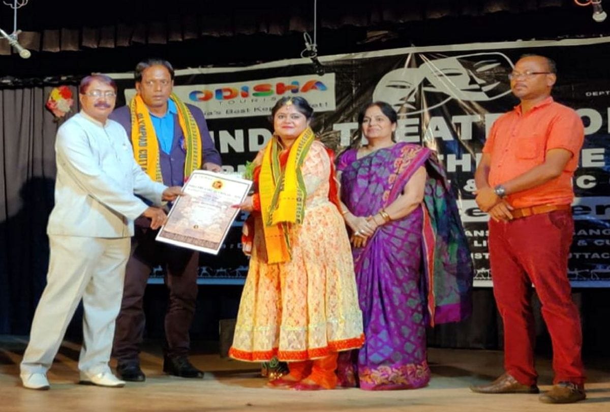 Kasganj's Himanshi got international dance Award in odisha