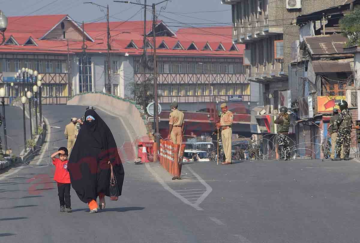 curfew in many areas Srinagar to stop Muharram procession, jammu kashmir latest news and visuals
