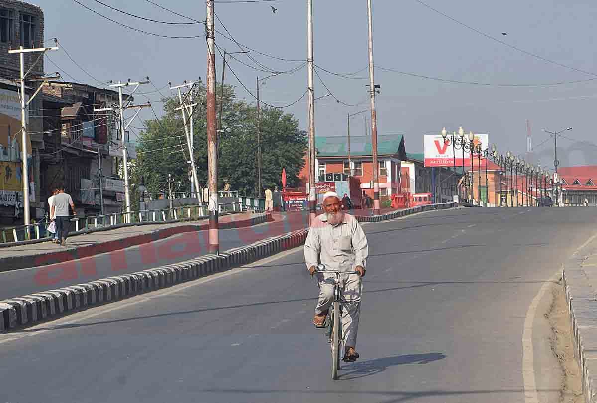 curfew in many areas Srinagar to stop Muharram procession, jammu kashmir latest news and visuals