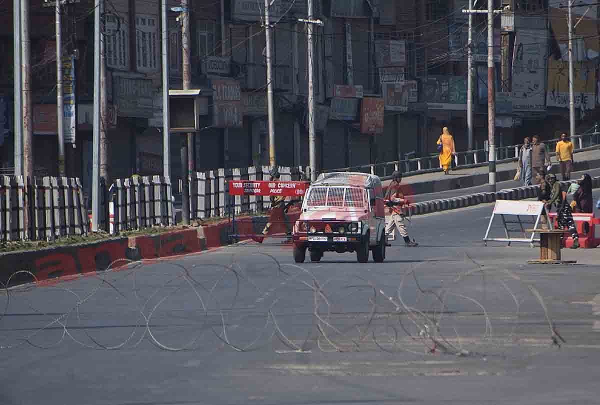 kashmir latest photos of restriction after article 370 revoked,latest visuals of kashmir valley