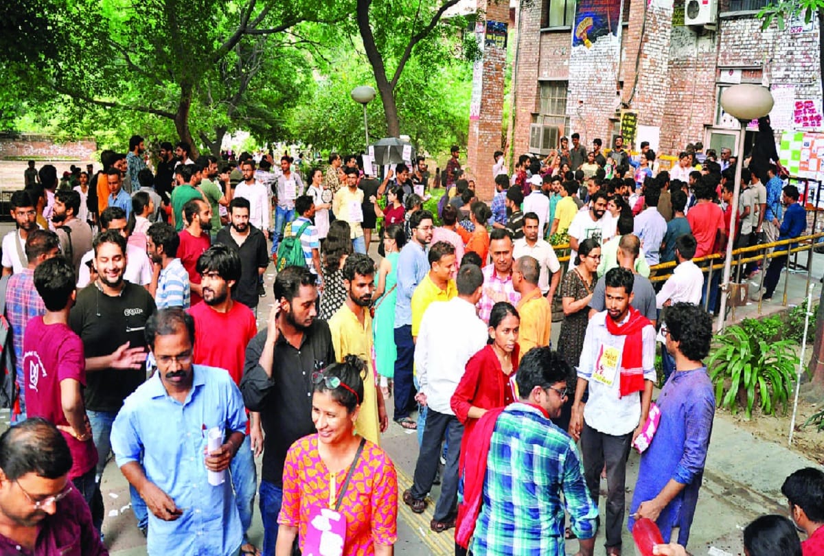 JNU VC orders now main gate will shut down at 6 pm student unions protest