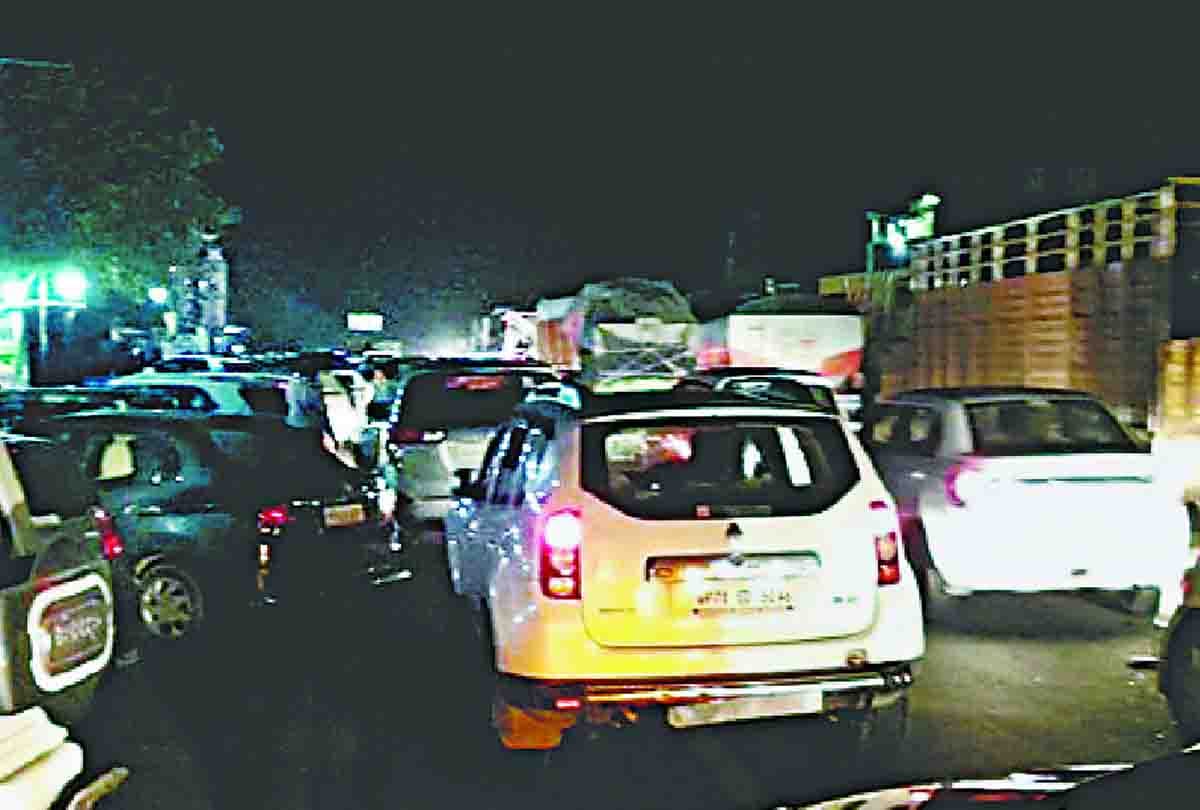 convoy of vehicles going to Ayodhya stopped at the toll plaza