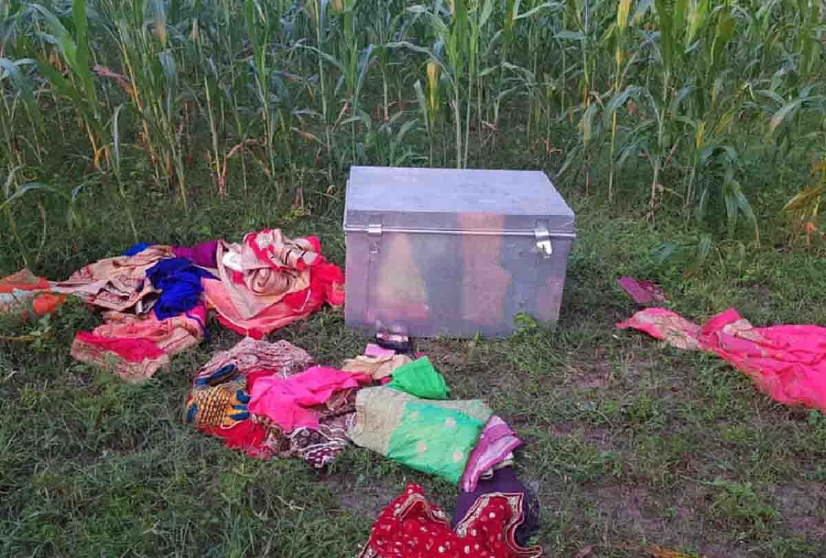 चोरी के बाद खेत में पड़ा बक्सा