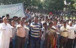 बलरामपुर के एमपीपी इंटर कालेज में छात्रों को संकल्प दिलाते प्रधानाचार्य।