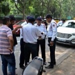 चालान काटते ट्रैफिक पुलिसकर्मी