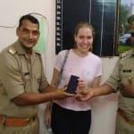 ताजमहल घुमने आयी विदेशी पर्यटक को उसका खोया हुआ मोबाइल वापस करते पुलिस कर्मी