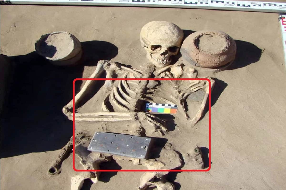 Archaeologists find 2137 year old skeleton with and iPhone like object see pictures