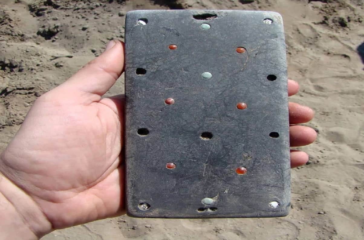 Archaeologists find 2137 year old skeleton with and iPhone like object see pictures