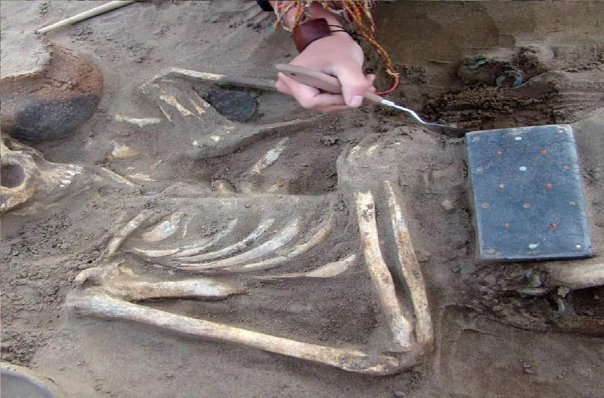 Archaeologists find 2137 year old skeleton with and iPhone like object see pictures