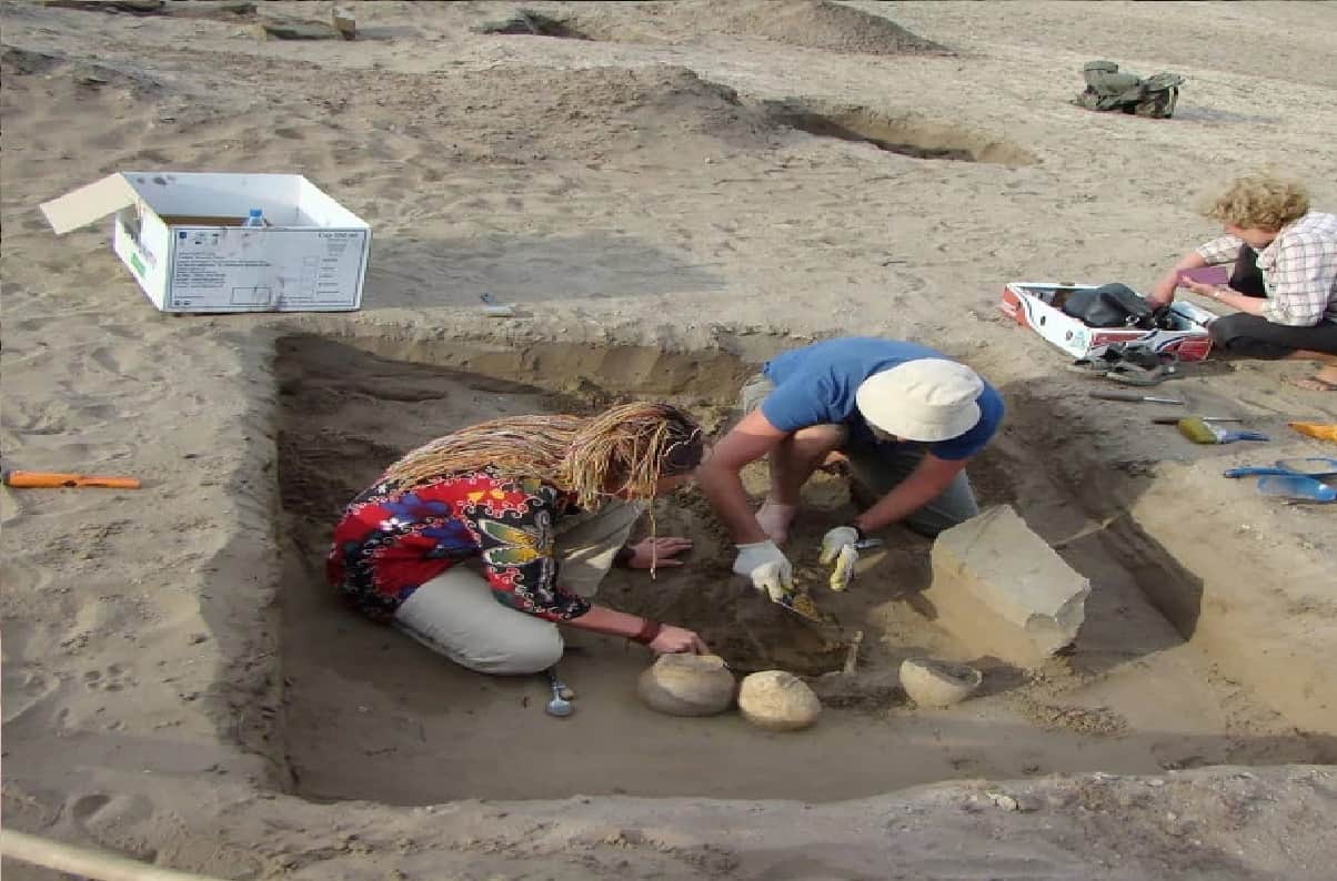 Archaeologists find 2137 year old skeleton with and iPhone like object see pictures