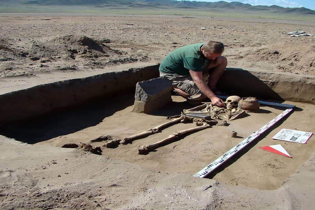 Archaeologists find 2137 year old skeleton with and iPhone like object see pictures