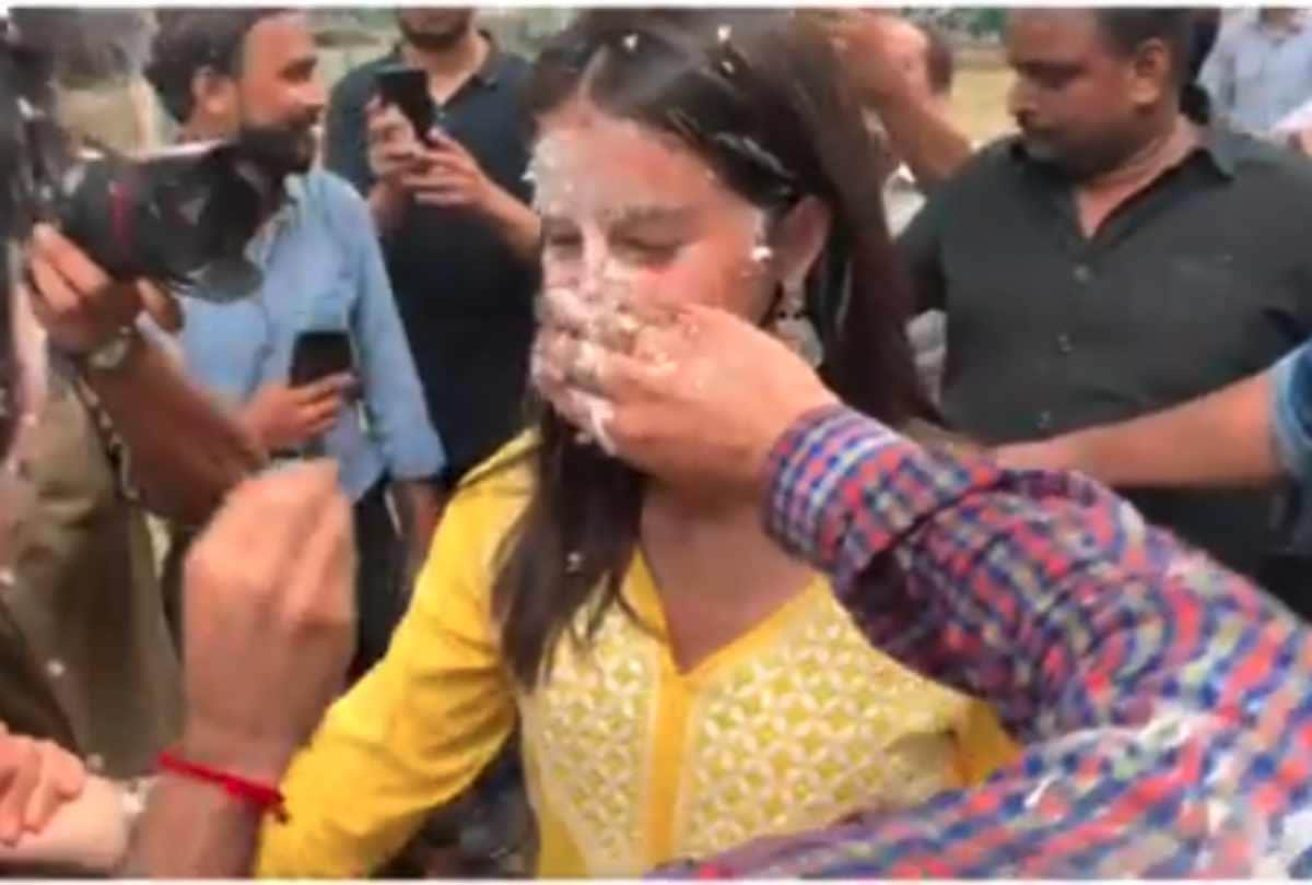 ananya panday and kartik aaryan play cake holi at pati patni aur woh set