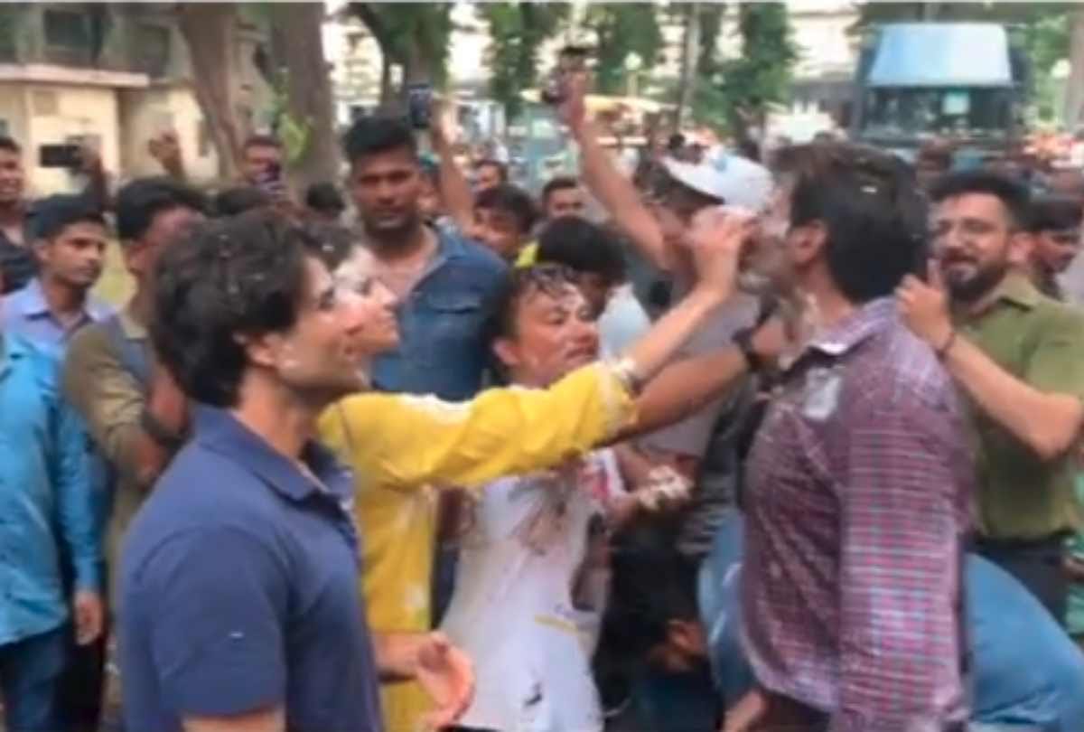 ananya panday and kartik aaryan play cake holi at pati patni aur woh set