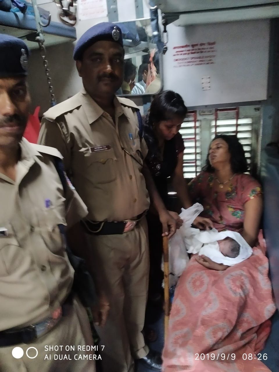 Delivery made in the train with the help of passengers