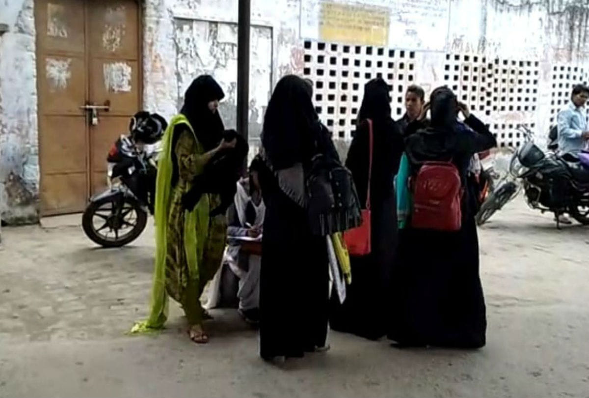 Miscreants disturbs school going girls and blackmails to wear particular dress