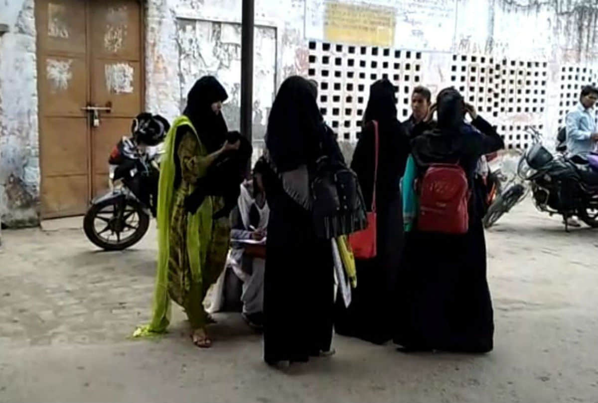 burqa ban for girl student in srk degree collage firozabad