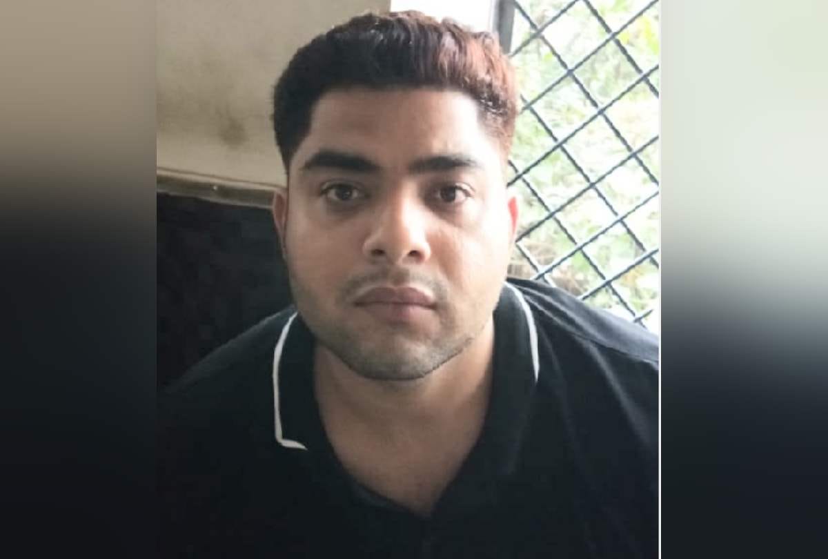 ghaziabad cop beaten when stop car going in wrong direction driver tore his uniform