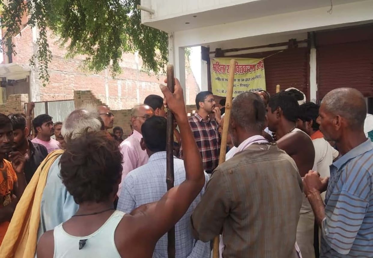 farmers try to shut cattle in government office