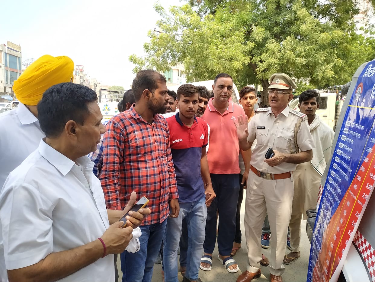 traffic police has written rules and fines on flex for making resident aware