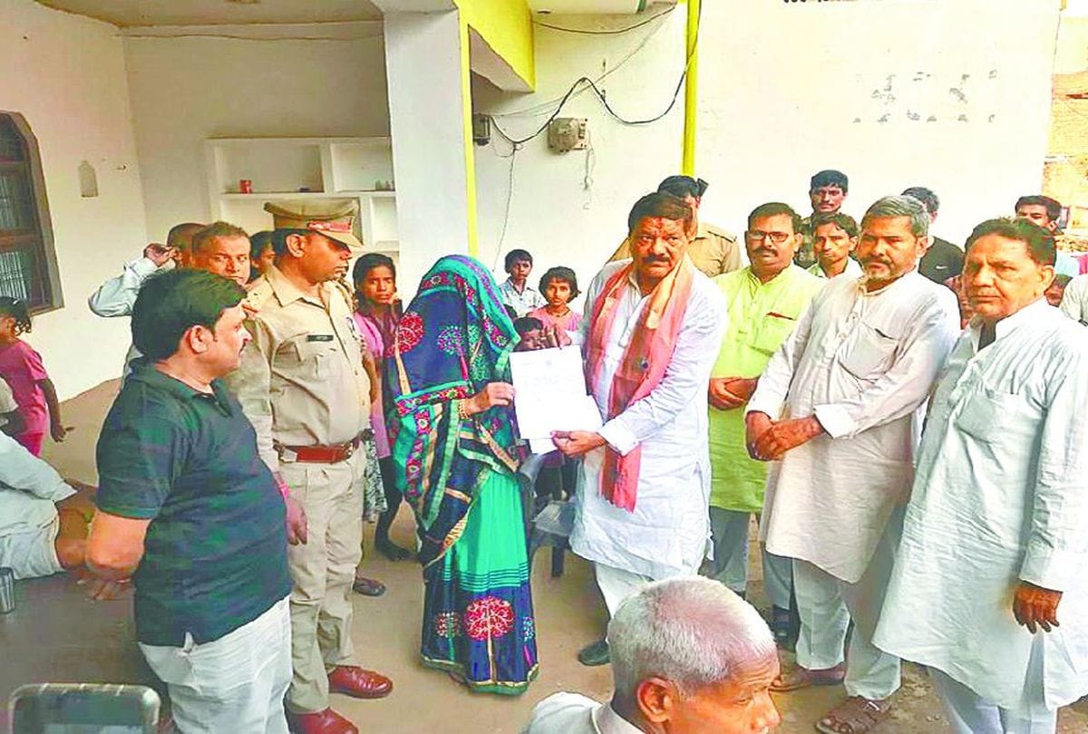Cm Give 25 Lakh Rupees to martyred Satyendra's family in Farah