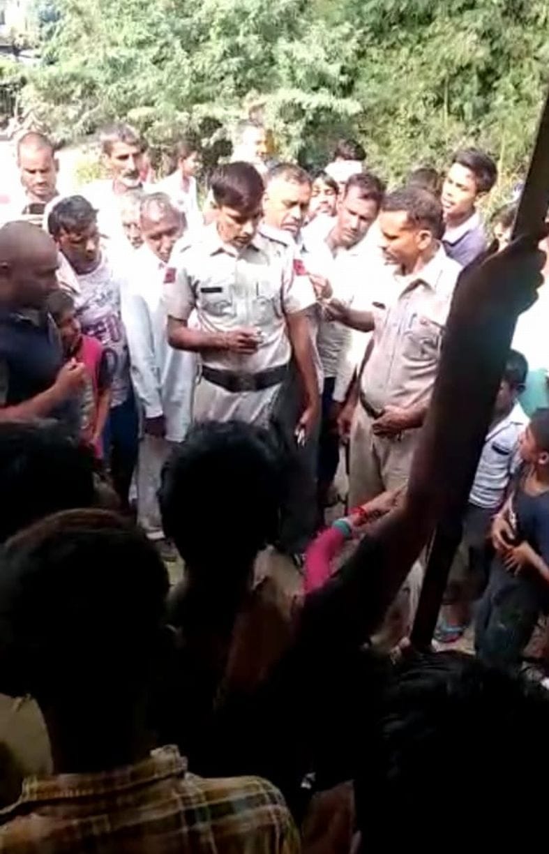 Peoples chached a Old Women in dought of children theaf