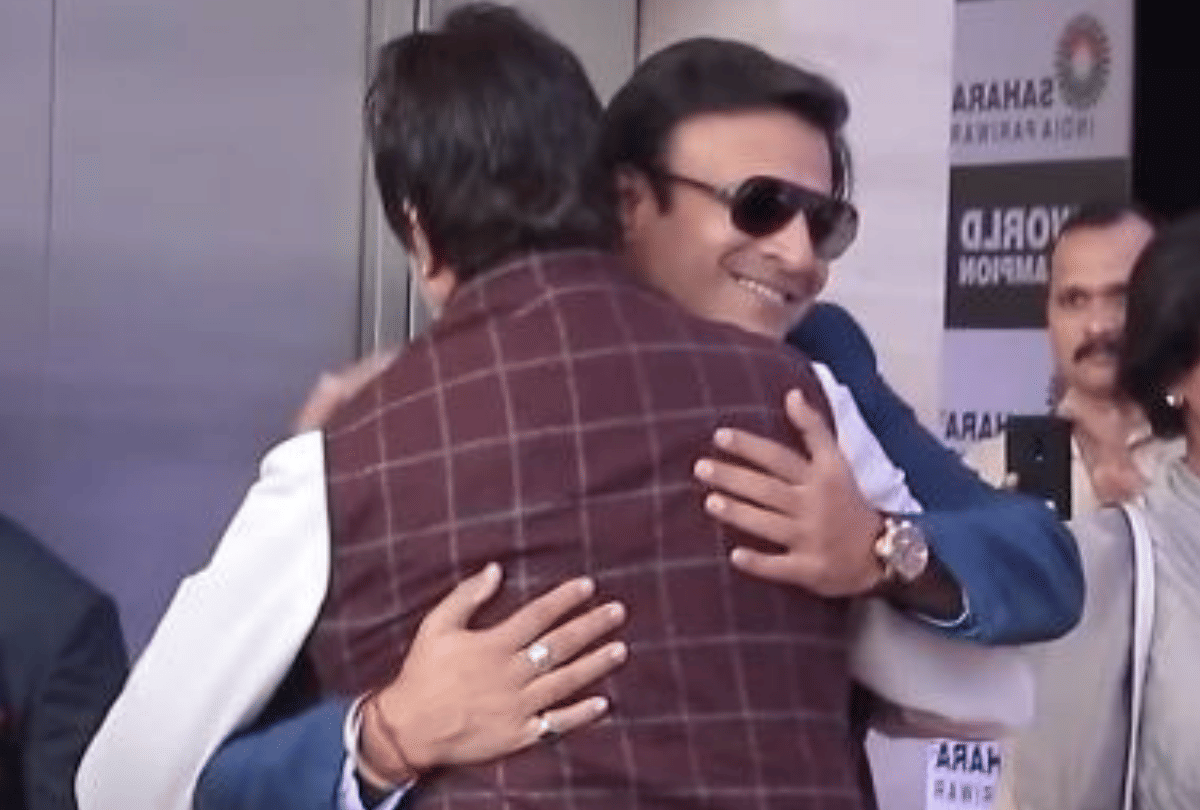 Abhishek Bachchan and Amitabh Bachchan hugs vivek oberoi in a fuction