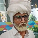 बुजुर्ग का भेष बनाकर पहुंचा एयरपोर्ट