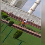 ताजमहल में भगवा झंडा लहराते हुए  युवक