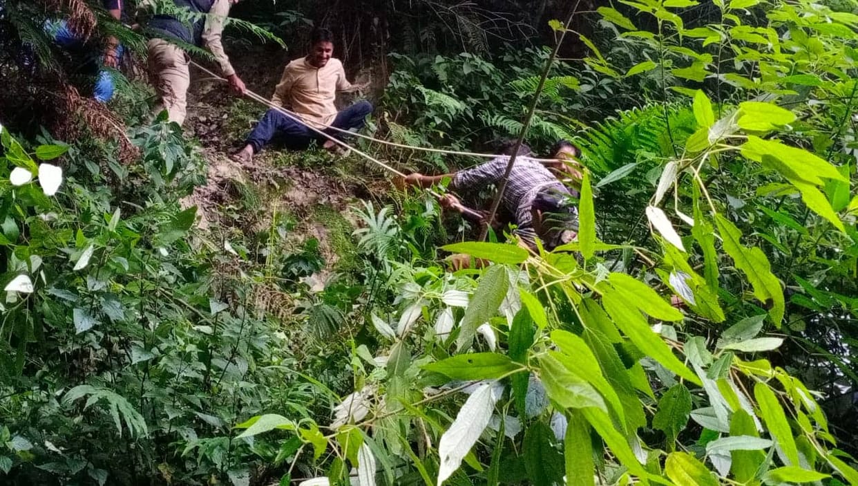 Uncontrolled Car fell Into Ditch in Mussoorie Barlowganj Road