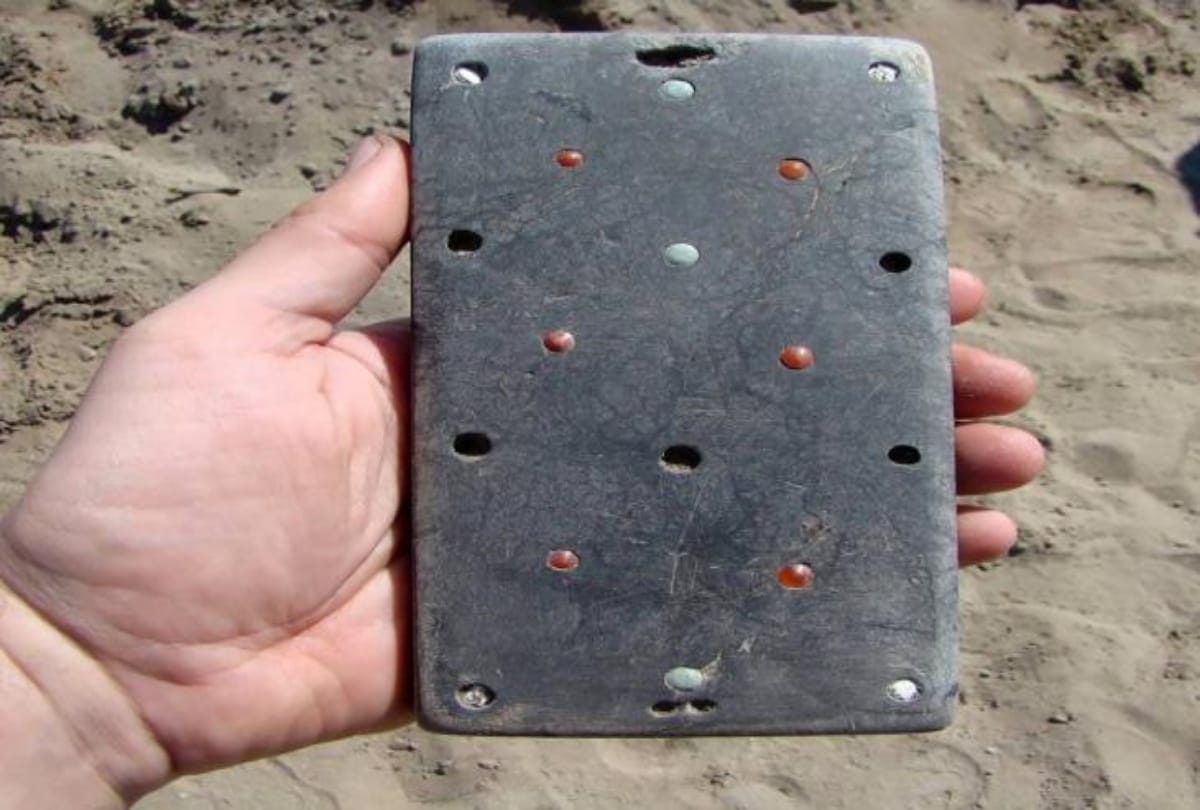 archaeologist found things just like iphone from 2137 years old skeleton