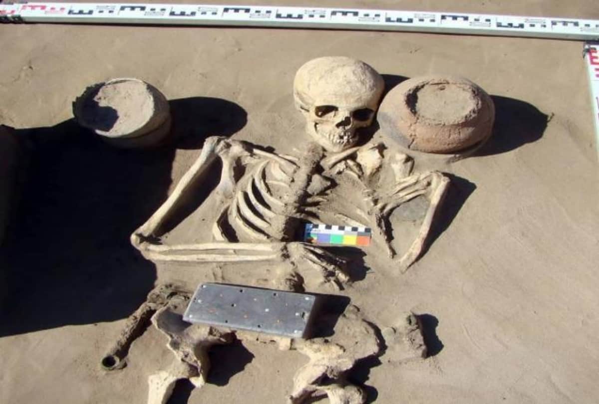 archaeologist found things just like iphone from 2137 years old skeleton