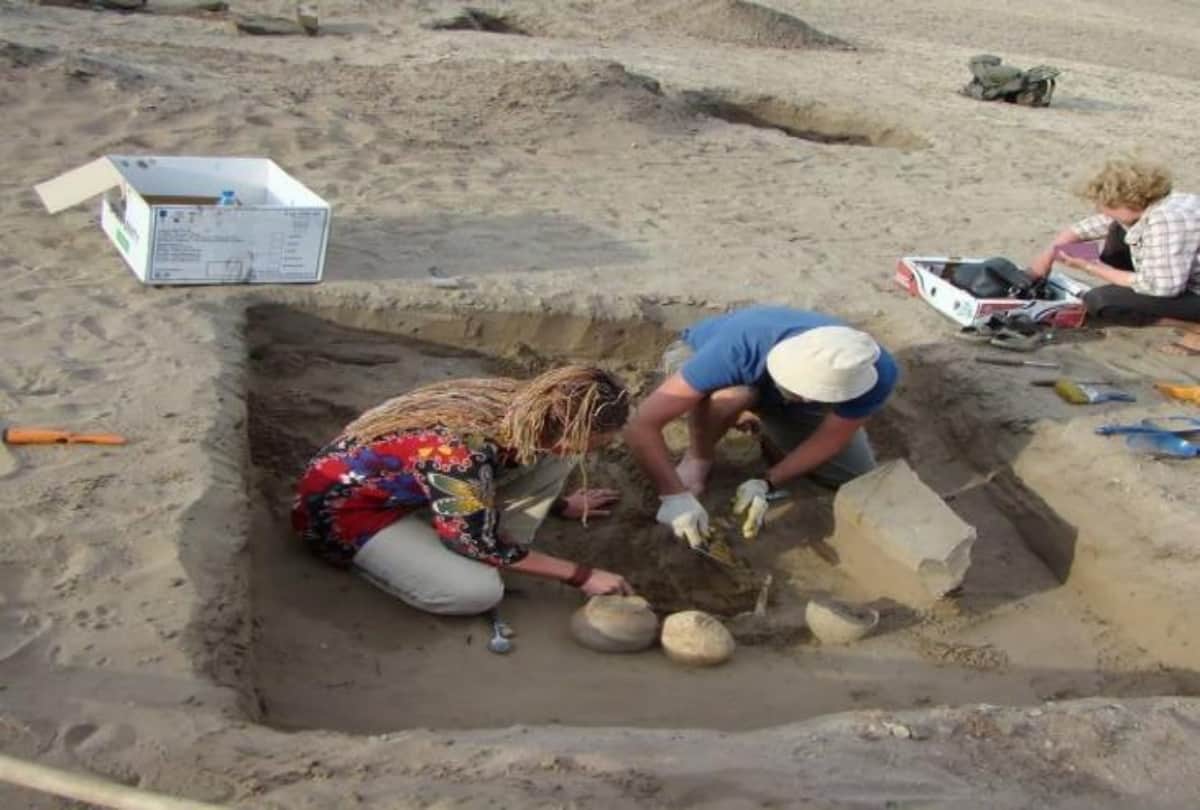 archaeologist found things just like iphone from 2137 years old skeleton