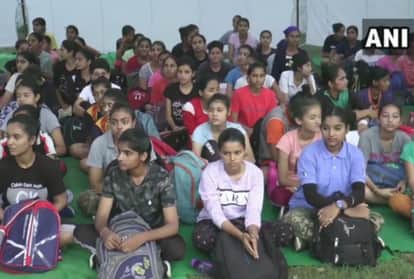 सेना भर्ती में भाग लेती लड़कियां