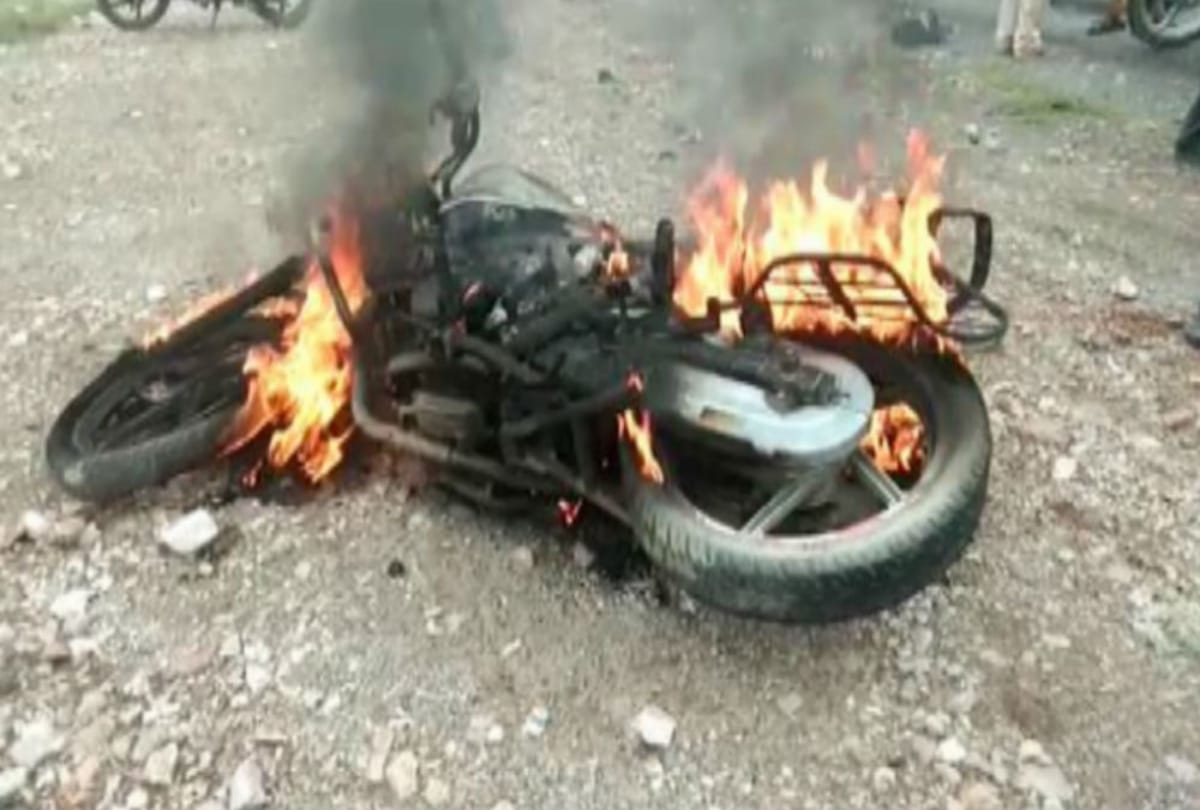 man set fire to police post and also burnt his bike In Delhi s Khan Market