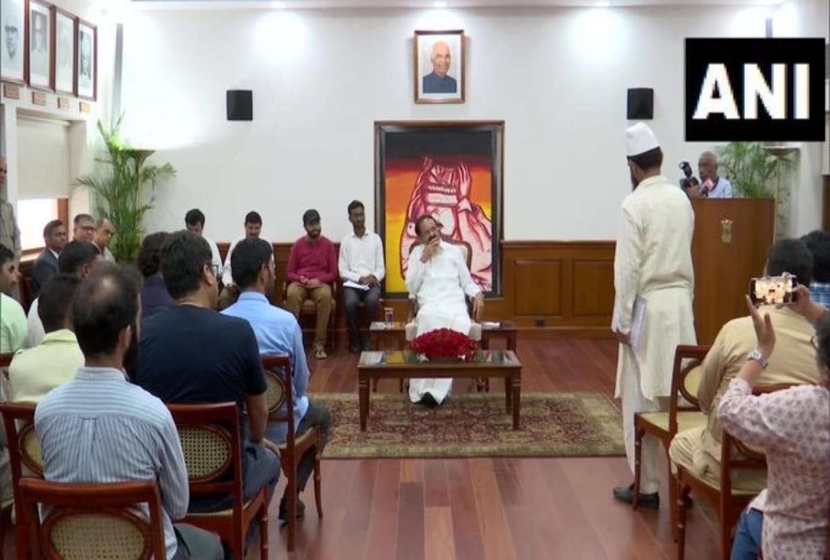 Sarpanches from Jammu&Kashmir meet Vice President in Delhi