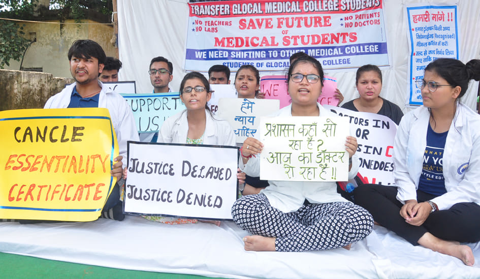 Medical students start holding indefinite strike, warned for fast unto death