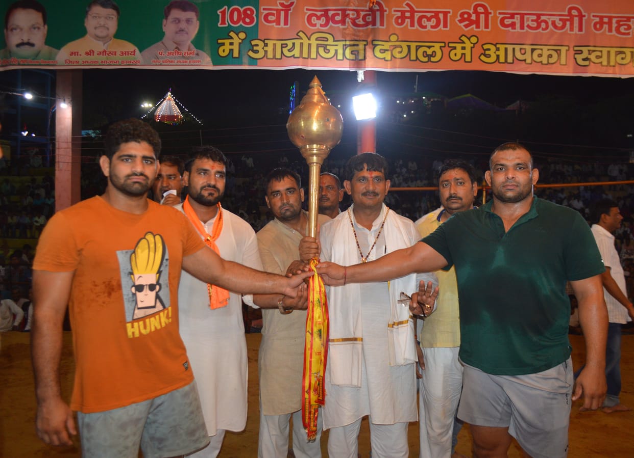 minister handscking wrestler