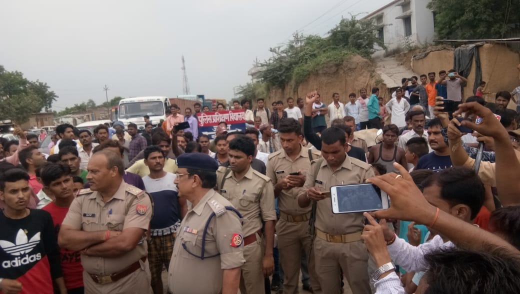 Youth dies on Yamuna bridge, crowd blocked