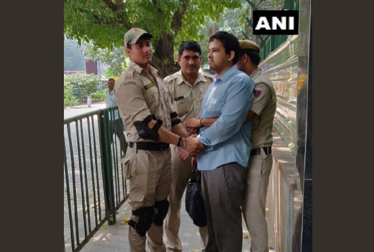 Delhi Police has apprehended a man who was forcefully trying to enter Police Headquarters today
