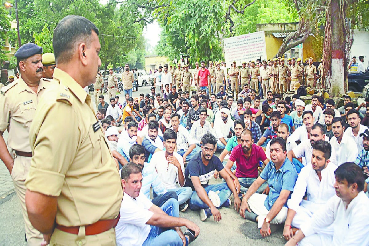 Piyush Murder case: Students have protested in collectorate office at Meerut