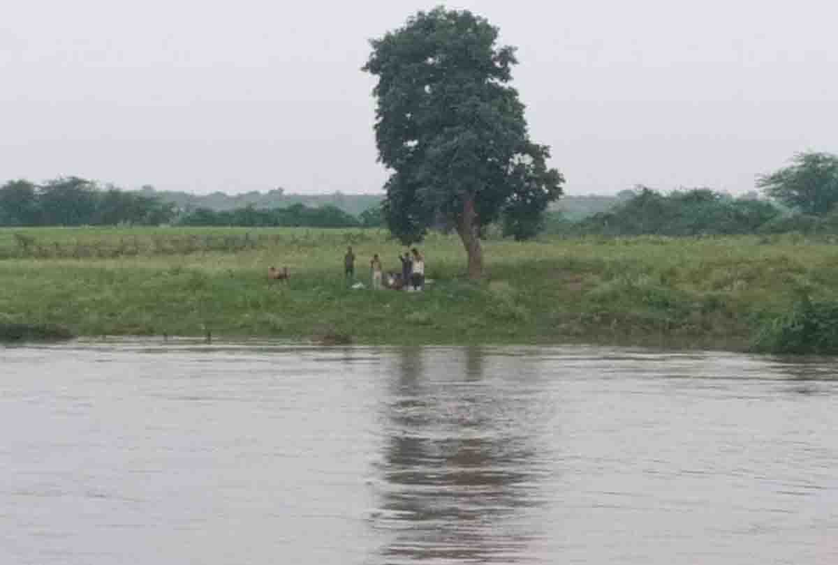 19 people trapped in Betwa river, NDRF started rescue operation to save