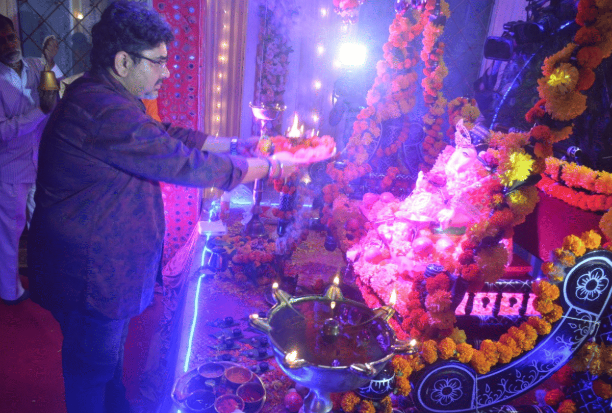 Ye Rishte Hain Pyaar Ke star cast and producer Rajan Shahi did Ganpati Visarjan
